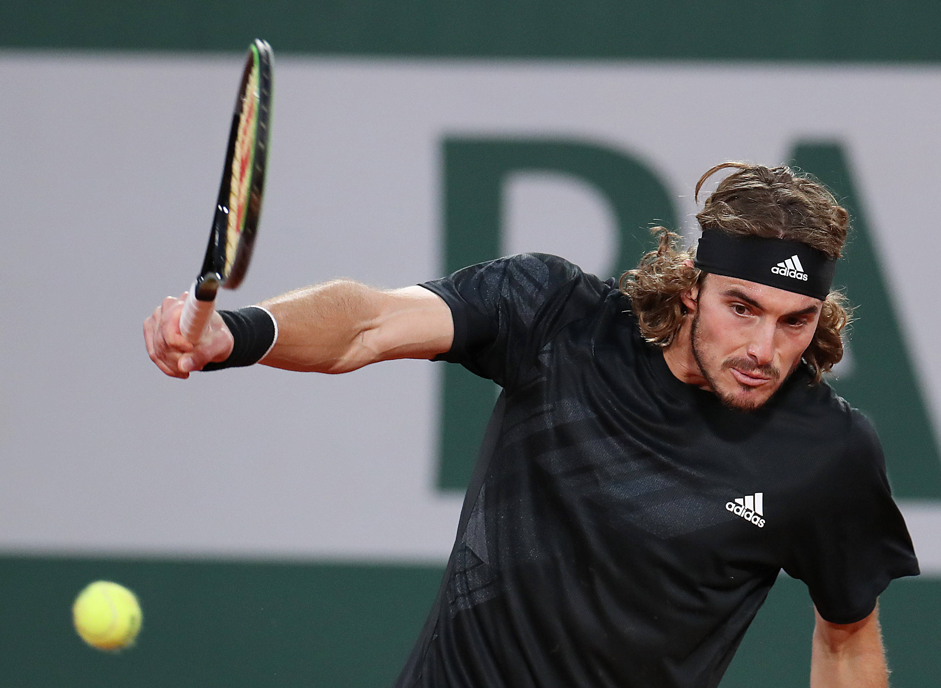 意大利网球队完胜西班牙网球队,西西帕斯爆发神勇的简单介绍 意大利网球队完胜西班牙网球队,西西帕斯爆发神勇的简单介绍