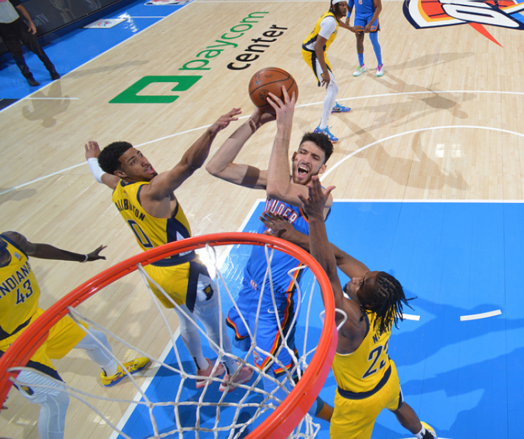 罗讷队在比赛中力压对手,夺得胜利 罗讷队在比赛中力压对手,夺得胜利