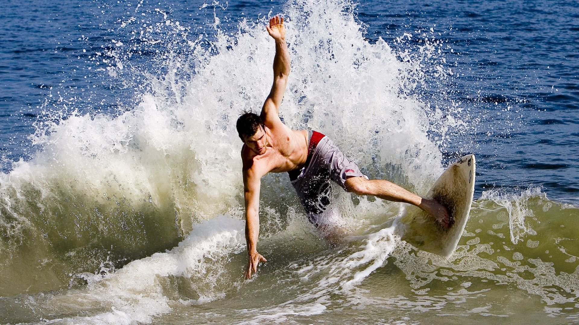 开云体育官网-赛道与绿茵的交响，F1年度争冠之夜与德里赫特的持续杀伤力